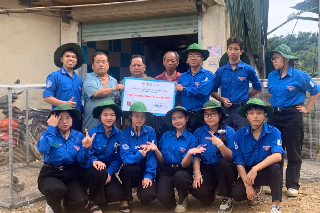 Sinh viên Kinh tế Quốc dân làm nên thay đổi tích cực cho vùng đất khó khăn Huồi Tụ Chuyển giao mô hình kinh tế nuôi chim trĩ cho người dân