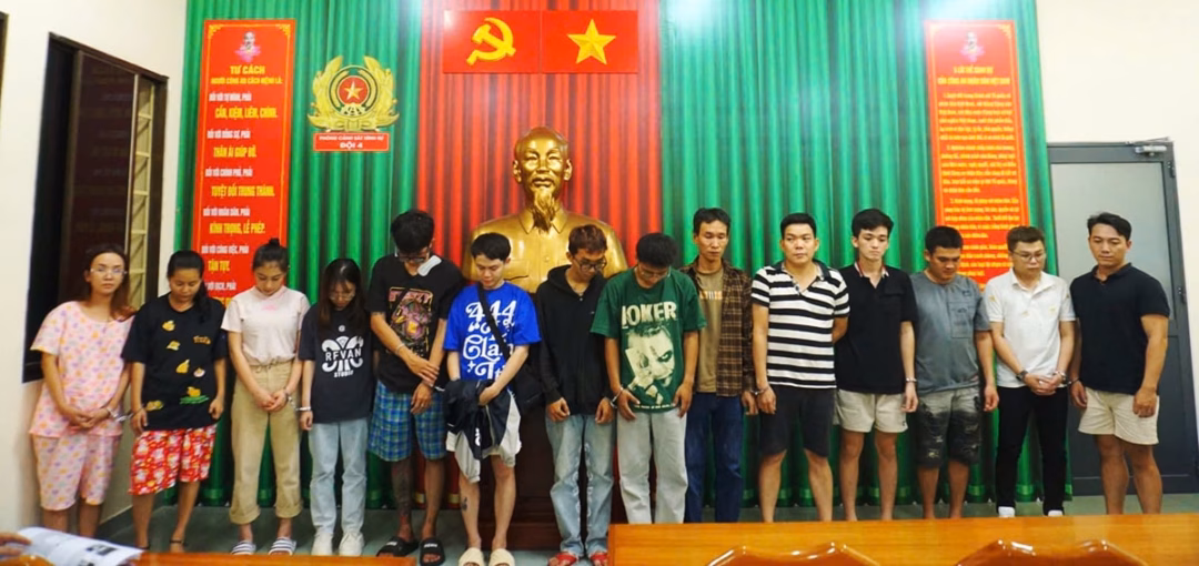 TP HCM: Đột kích quán bar, thu giữ hàng trăm bình khí cười Những nghi can trong nhóm do Trần Tuấn Kiệt cầm đầu. Ảnh: CACC