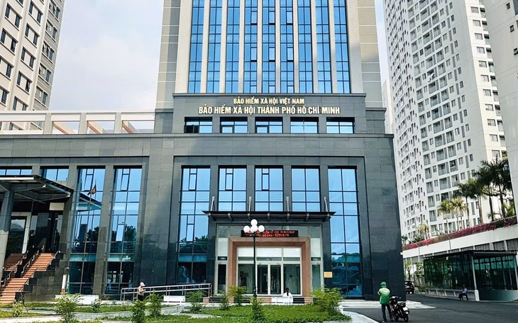 TP HCM tìm cách hỗ trợ người dân mua thẻ bảo hiểm y tế Phó Bí thư Nguyễn Phước Lộc: Kịp thời có chính sách bảo hiểm xã hội mới cho TP.HCM - Ảnh 3.