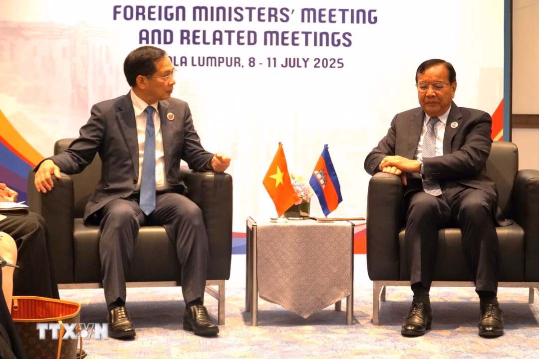 Phó Thủ tướng-Bộ trưởng Ngoại giao Bùi Thanh Sơn gặp Phó Thủ tướng-Bộ trưởng Ngoại giao và hợp tác Quốc tế Campuchia Prak Sokhonn. Phó Thủ tướng-Bộ trưởng Ngoại giao Bùi Thanh Sơn gặp Phó Thủ tướng-Bộ trưởng Ngoại giao và hợp tác Quốc tế Campuchia Prak Sokhonn.