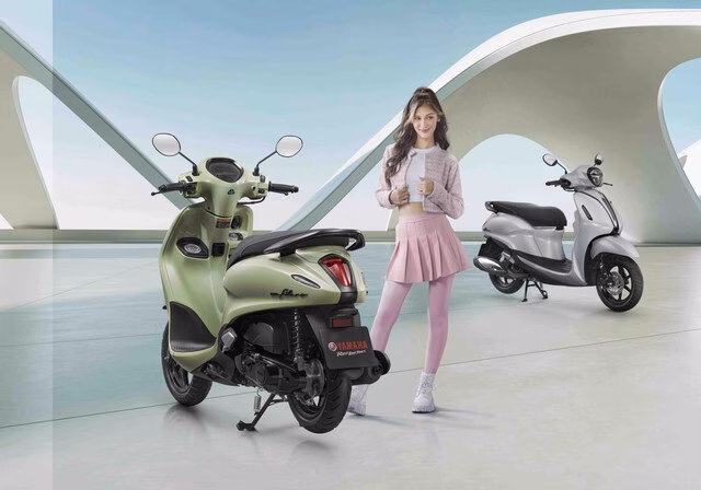 Yamaha ra mắt xe tay ga Grand Filano Hybrid thế hệ mới Phiên bản ABS, gồm các màu: Đỏ Retro Red, Xám kkTitanium Gray, Xanh navy Casual Navy, Xanh Matte Cyan – giá 69.200 baht (khoảng 55,7 triệu đồng).