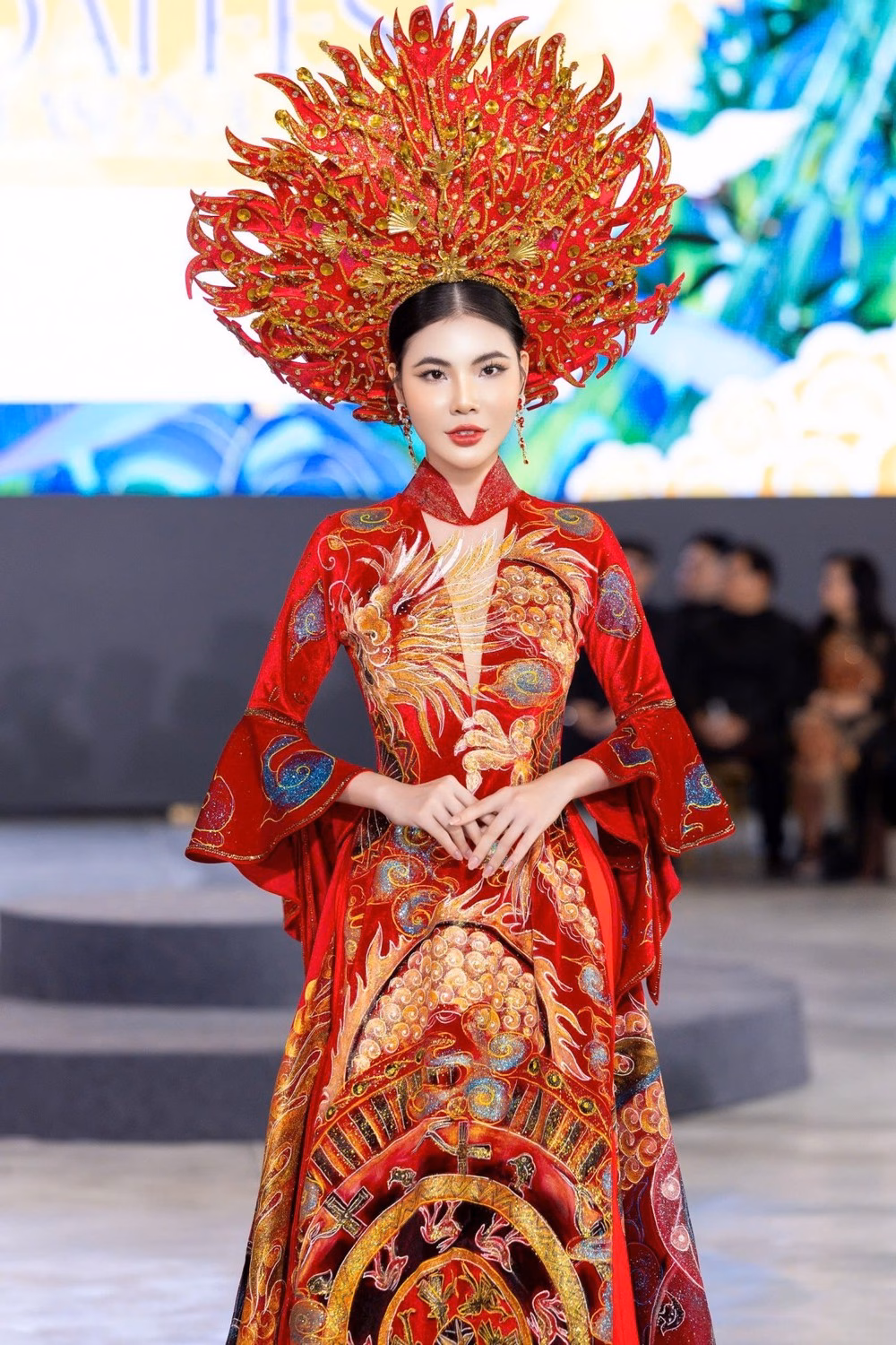 Á hậu Lê Kim Khoẻ khoe nhan sắc với áo dài đỏ tại sự kiện thời trang NTK Tommy Nguyễn: “Mỗi thiết kế là một tác phẩm văn hóa sống” - Ảnh 2.