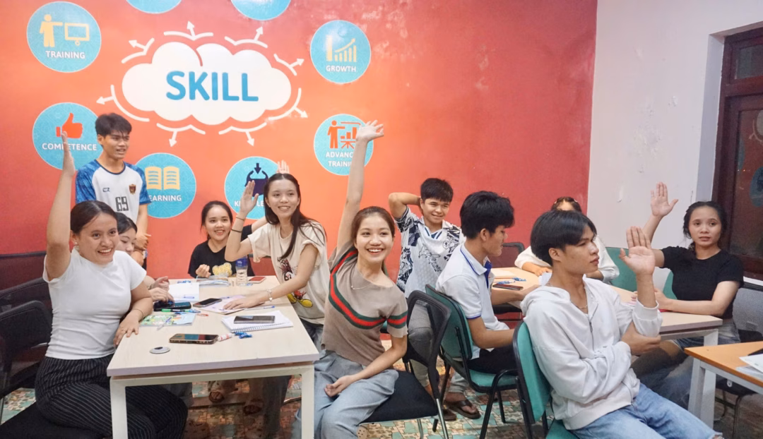 Sinh viên Lào hào hứng xung phong phát biểu. Ảnh: D.L