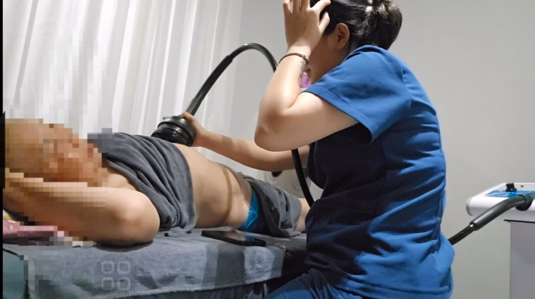 Cơ sở thẩm mỹ quảng cáo giảm béo qua đường đại tiện: ‘Nói quá và bịa đặt’ Hai chi nhánh TMV Aurora tại Hoàng Quốc Việt và Vạn Phúc không có giấy phép khám, chữa bệnh cũng như hồ sơ đánh giá y học đối với phương pháp giảm béo. Ảnh: Nhóm PV Điều tra.