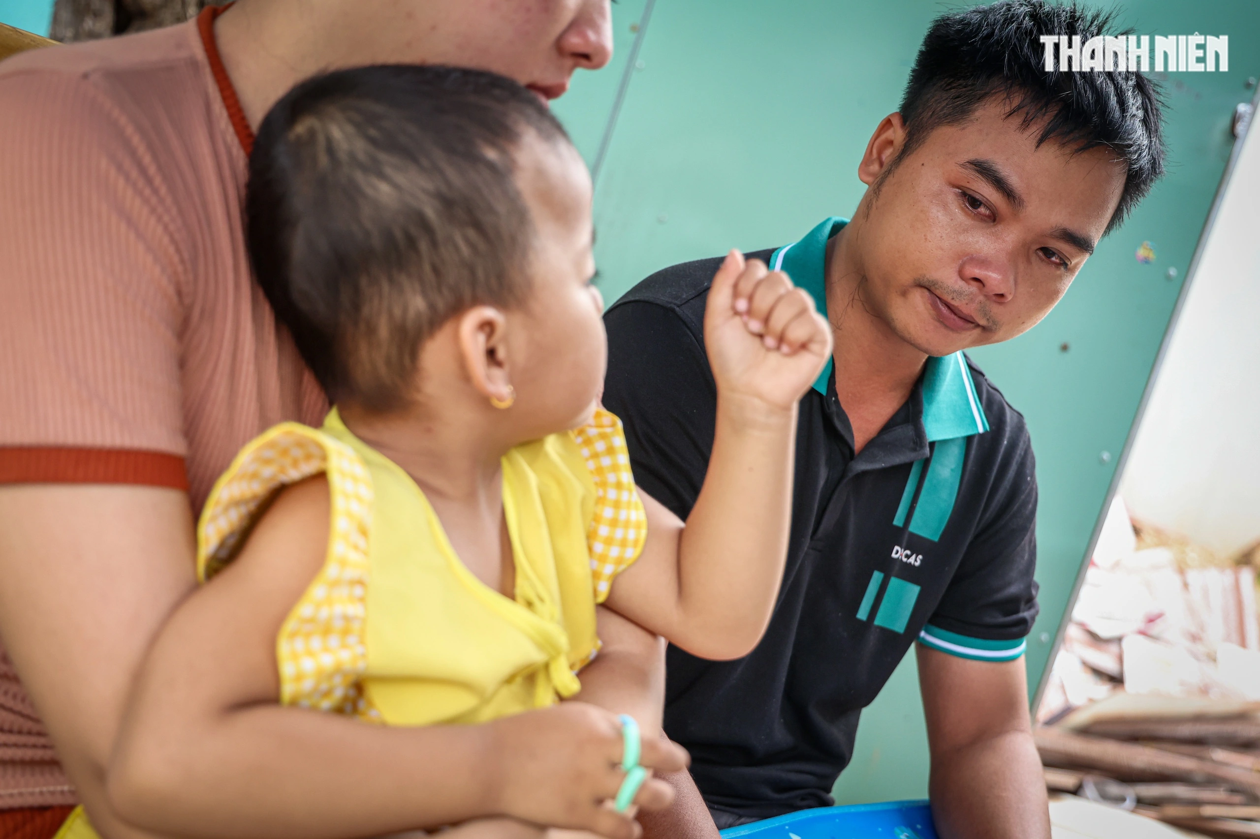 Cứu bé trai 4 tuổi trước nguy cơ mù do ung thư mắt Anh Thanh nói gia đình không dám bỏ cuộc, nhưng hiện tại tiền lãi đóng hằng tháng còn lo chưa nổi, giờ lại xoay xở tiếp tiền phẫu thuật cho con thì biết lấy đâu ra