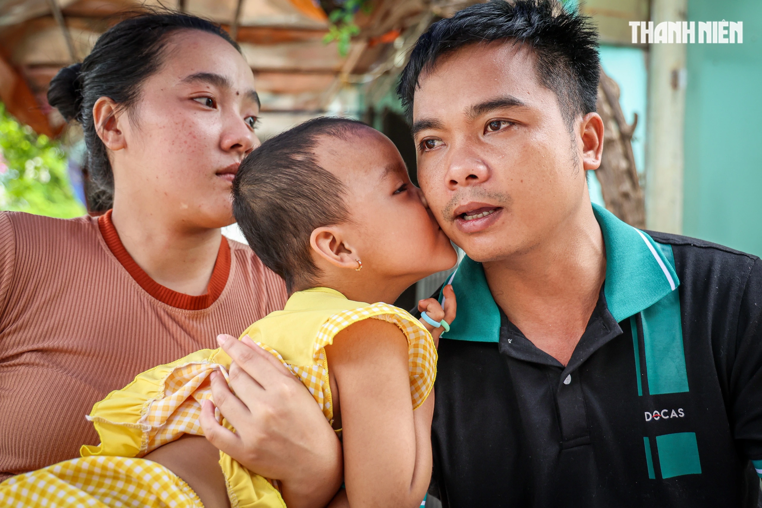 Cứu bé trai 4 tuổi trước nguy cơ mù do ung thư mắt Bé Ngọc hôn lên má cha, khoảnh khắc bình dị mà gia đình nhỏ này luôn mong được giữ mãi, giữa hành trình giành lại ánh sáng cho con