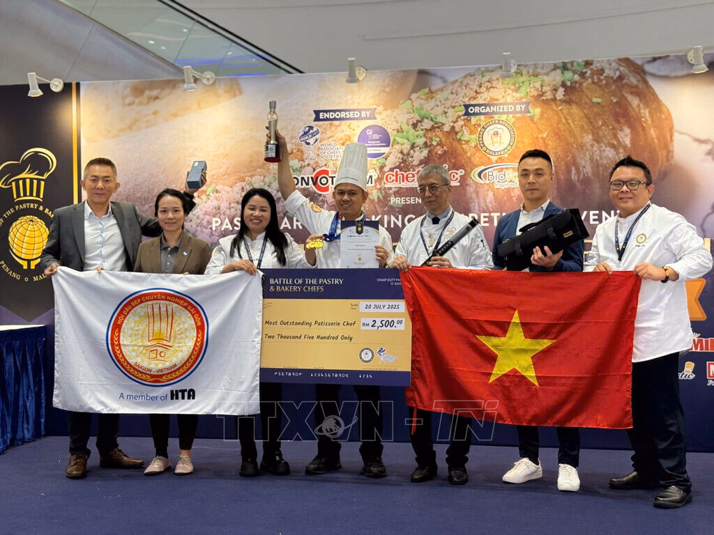 Đội tuyển Việt Nam xuất sắc giành 16 huy chương Vàng tại cuộc thi bánh ngọt và bánh mì quốc tế Lễ đón đoàn đầu bếp Việt Nam chiến thắng trở về từ Cuộc thi Bánh ngọt và Bánh mì quốc tế 2025.