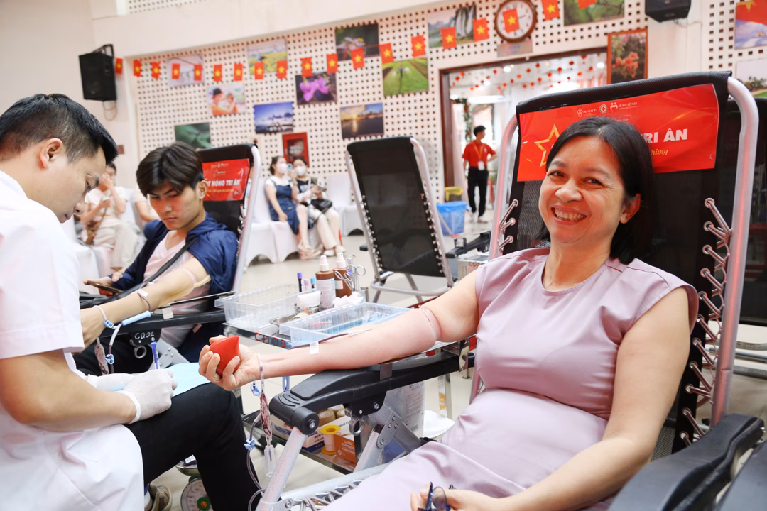 Hiến máu tình nguyện: Nhiều tổ chức và cá nhân tham gia chương trình ‘Giọt hồng tri ân’ Chị Minh Hiếu chia sẻ hành động đẹp với người bệnh.