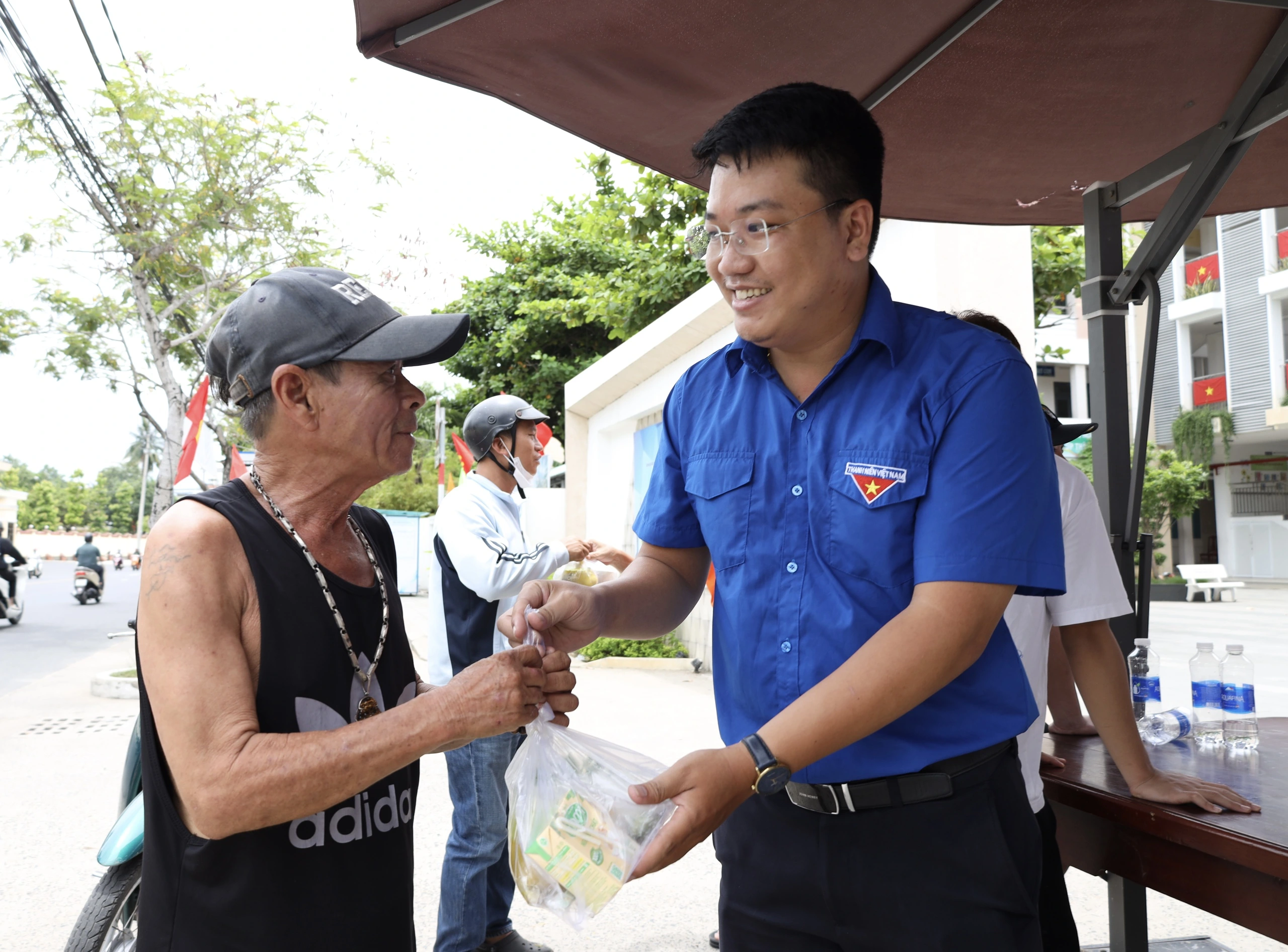 Thầy trò Trường THCS Tây Sơn nấu hàng trăm suất mì Quảng tặng người khó khăn
