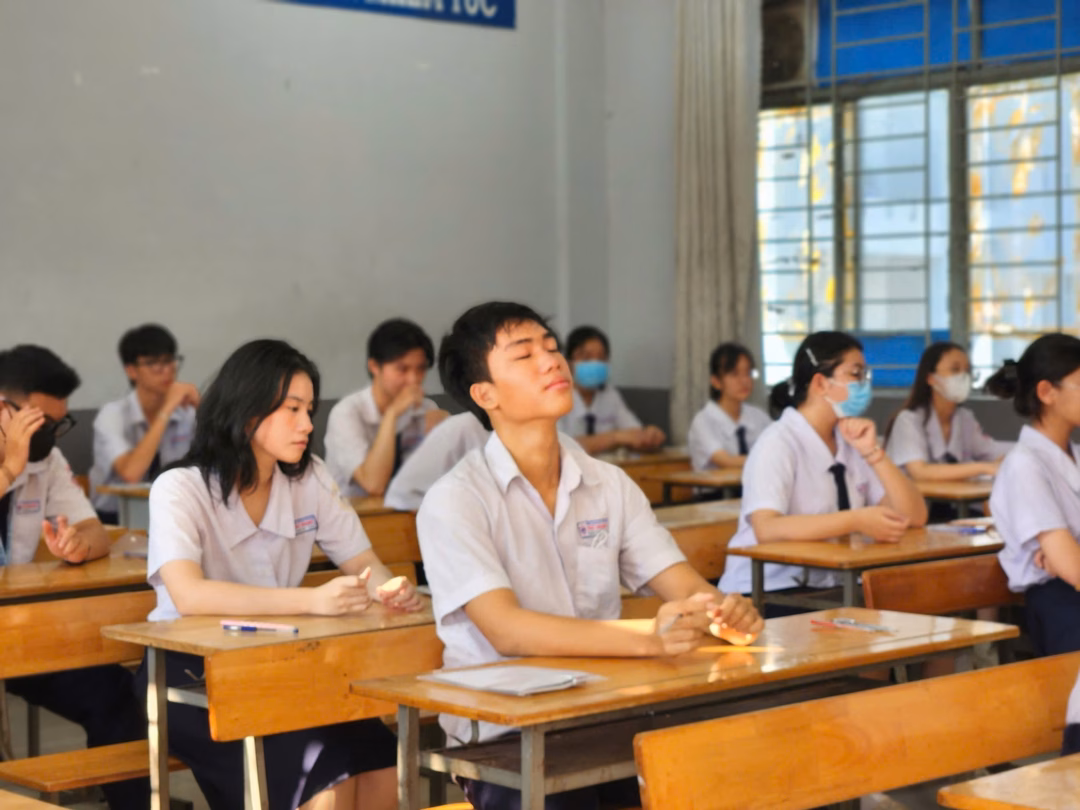 Học sinh được theo dõi sức khỏe qua hồ sơ điện tử Chăm sóc sức khỏe tâm thần cho học sinh, đặc biệt trong các kỳ thi quan trọng, là vô cùng cần thiết.