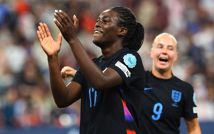 “Khoảnh khắc quyết định trong trận chung kết Euro 2” Tuyệt chiêu độc lạ giúp thủ thành nữ Hampton cản phá thành công 2 quả phạt đền - Ảnh 3.
