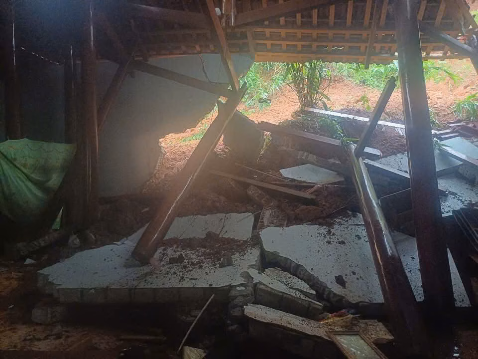 Lũ quét càn quét miền núi Nghệ An, nhiều nhà dân bị ngập mái Một ngôi nhà của hộ dân ở xã Thông Thụ đổ sập. Ảnh: BĐBP
