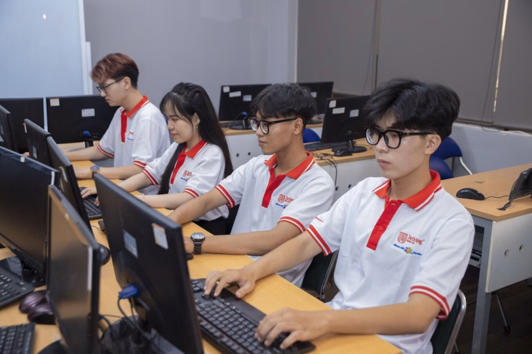 Thiếu hụt chuyên gia an ninh mạng, cơ hội việc làm với mức lương hấp dẫn Với 70% thời lượng là thực hành, sinh viên theo học tại FPT Jetking có thể tiếp cận dự án ngay từ kỳ học đầu tiên.
