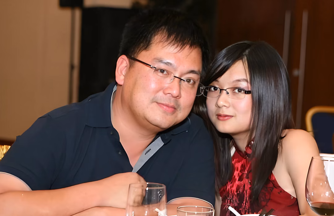 Bố mẹ “bật đèn xanh” cho con gái kinh doanh từ đam mê cosplay và game Ông Hoàng Nam Tiến và ba - Thiếu tướng Hoàng Đan, trong một mùa hè quân đội những năm 1980. Ảnh: NVCC.