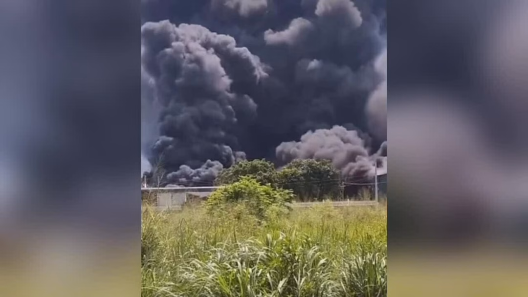 Cháy lớn tại xưởng mút xốp ở Đồng Nai, firefighters nỗ lực dập lửa Xưởng mút xốp rộng khoảng 1.000 m2 nằm gần khu dân cư ở xã An Phước. Ảnh:Thái Hà