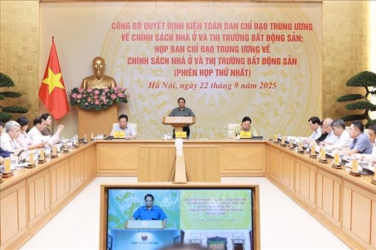 Thủ tướng Phạm Minh Chính: Phải trả lời được câu hỏi tại sao giá nhà chung cư lại cao và cao mãi