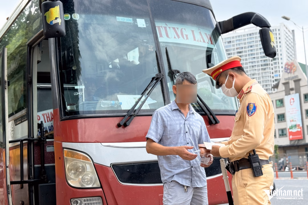 CSGT Hà Nội kiểm tra đối với phương tiện kinh doanh vận tải. Ảnh: Đình Hiếu