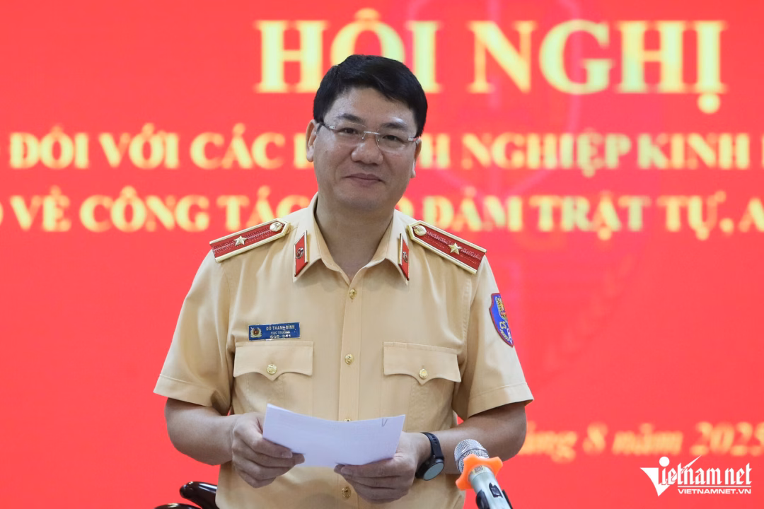 CSGT Hà Nội kiểm tra camera ghi hình ảnh tài xế. Ảnh: Đình Hiếu