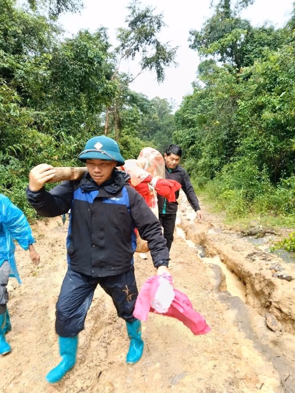 Lực lượng y, bác sỹ sơ cứu các nạn nhân ở vùng lũ Điện Biên xuyên đêm. Ảnh: CDC Điện Biên.