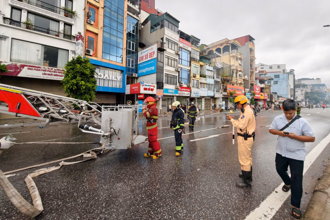 Cảnh sát dùng xe thang để tiếp cận, dập tắt đám cháy.