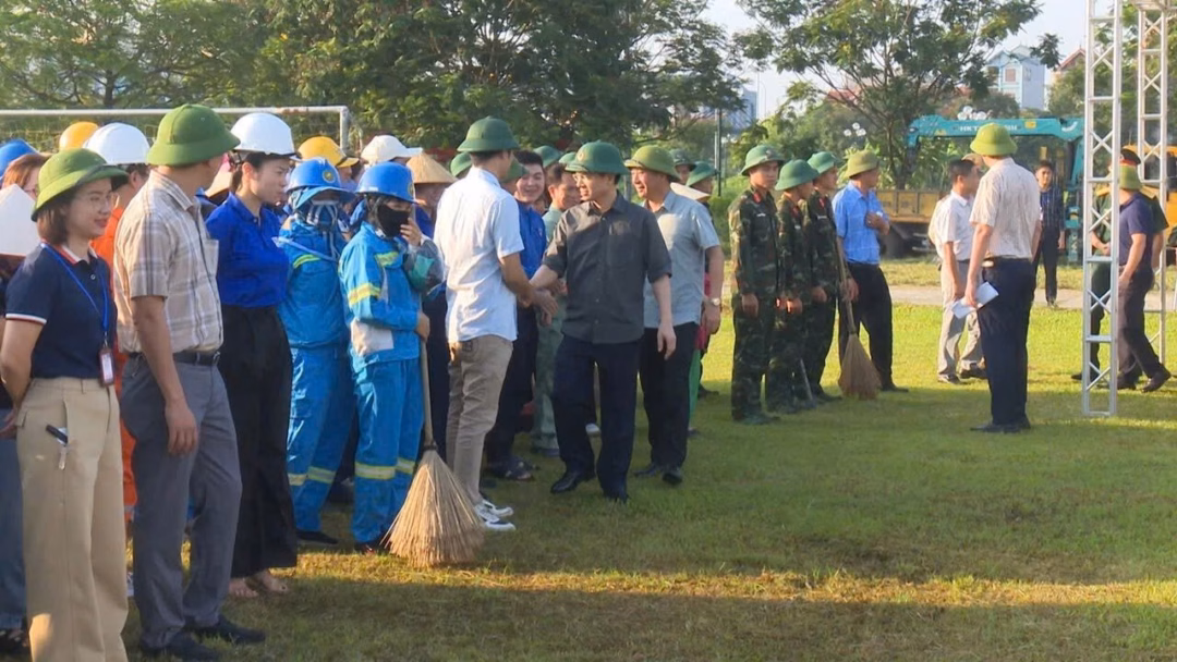 Hà Nội ra quân phong trào thi đua “Sáng – Xanh – Sạch – Đẹp” tại xã Sóc Sơn Ngay sau lễ phát động, các tổ chức đoàn thể, nhân dân trên địa bàn đã tổ chức ra quân dọn dẹp vệ sinh môi trường trên các tuyến đường.