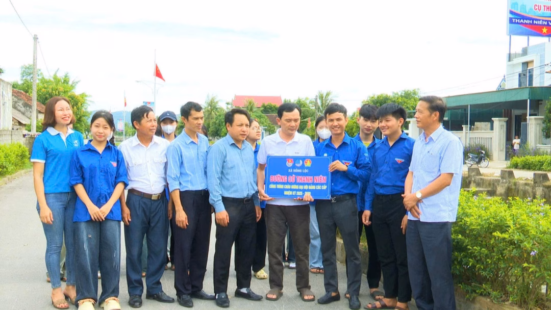Hà Tĩnh: Tuổi trẻ đồng loạt ra quân thực hiện công trình đường cờ thanh niên