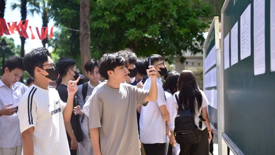 Học sinh gặp tai nạn giữa kỳ thi tốt nghiệp vẫn quyết tâm đi thi, đỗ đại học