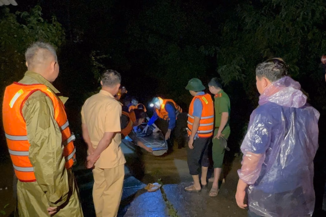 Nghệ An ra thông báo khẩn, yêu cầu di dời dân tránh lũ lớn Chính quyền xã Con Cuông cả đêm vận động người dân ra khỏi vùng nước ngập (Ảnh: Lê Vi).