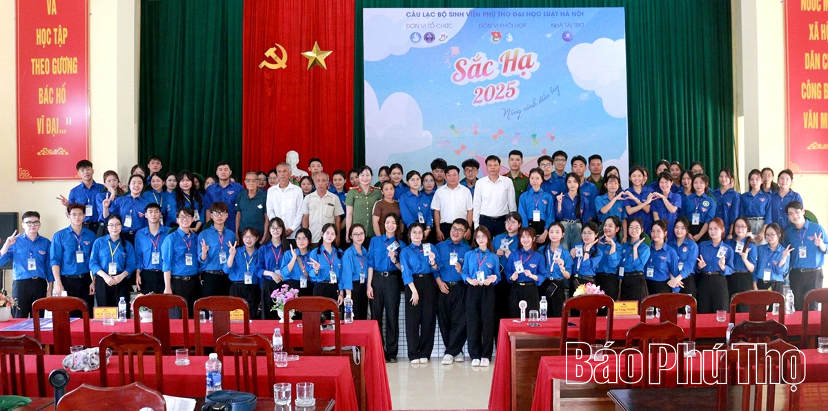 Đại diện chính quyền địa phương chụp ảnh lưu niệm cùng tập thể CLB và BTC chiến dịch tại Lễ ra quân (Ảnh: BTC)