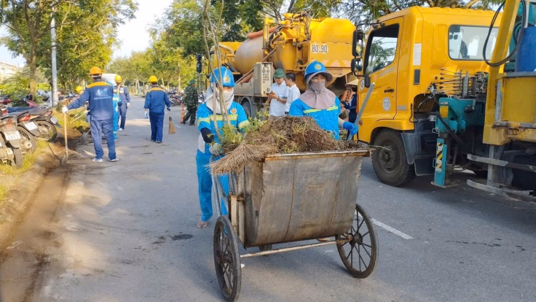 Sóc Sơn ra quân phong trào thi đua Sáng – Xanh – Sạch – Đẹp Cùng với đó, UBND xã đã phối hợp với đơn vị cấp thoát nước trên địa bàn khơi thông hệ thống thoát nước.