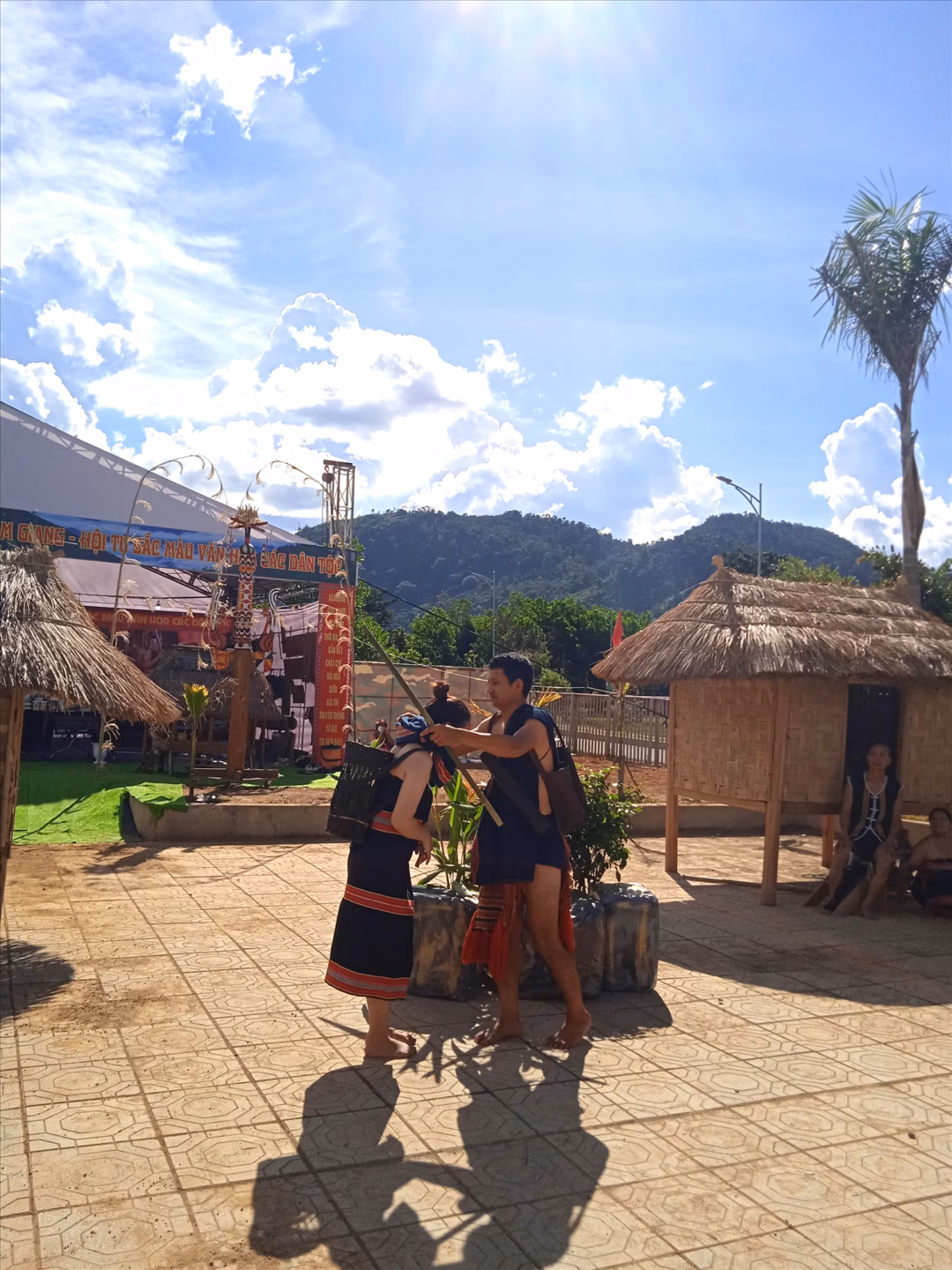 Tấm dồ đôi – Quà cưới đặc sắc của người Ve ở Đà Nẵng Hai mảnh thổ cẩm tượng trưng cho hai cuộc đời, giờ khép lại thành một mái ấm.