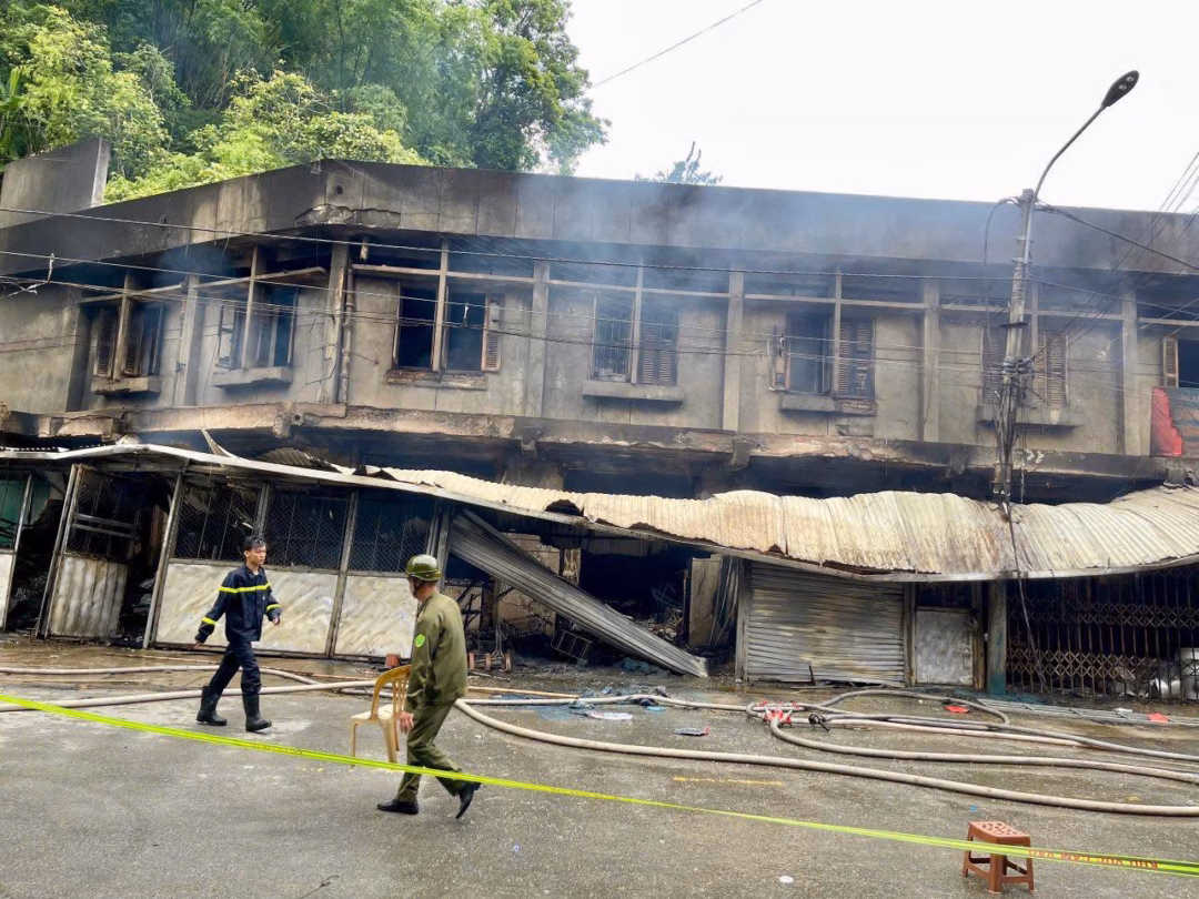 Thái Nguyên: Hỏa hoạn tại công ty ở xã Chợ Rã, 1 người tử vong Sau hơn 3 giờ nỗ lực dập lửa, đến khoảng 4 giờ 45 phút sáng cùng ngày, đám cháy cơ bản được khống chế.