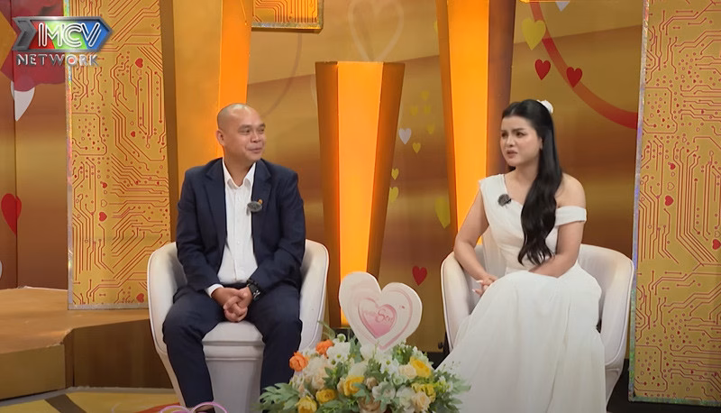 Cặp đôi đã có 12 năm nên duyên vợ chồng. Ảnh cắt từ clip Vợ chồng son