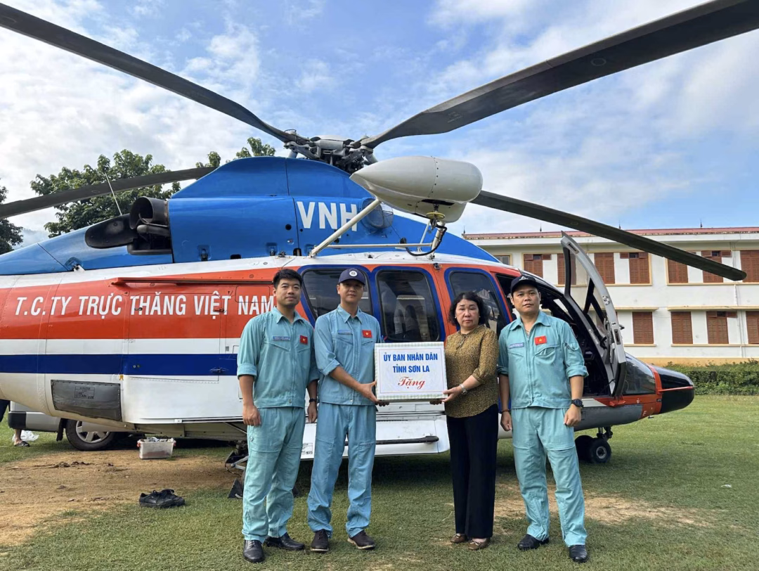 Trực thăng cứu 8 người dân bị mắc kẹt tại Sơn La trong 50 phút bay Bà Tráng Thị Xuân - Phó Chủ tịch Thường trực UBND tỉnh Sơn La, cảm ơn tổ bay.