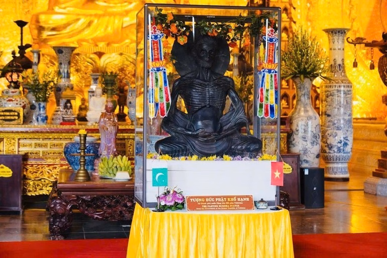 Tượng Phật cổ được tặng cho Việt Nam lưu giữ tại chùa Bái Đính Hòa thượng Thích Quảng Hà tiếp Đại sứ đặc mệnh toàn quyền Pakistan tại Việt Nam Kohdayar Marri