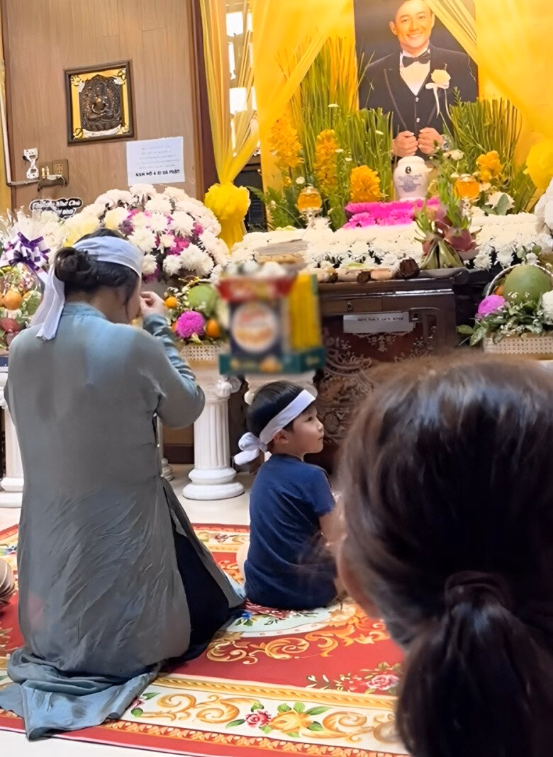Vợ NSƯT Quý Bình lên tiếng về tin đồn tiêu cực sau tang lễ chồng Ngọc Tiền thường đưa con trai đến cúng viếng bố ở chùa.
