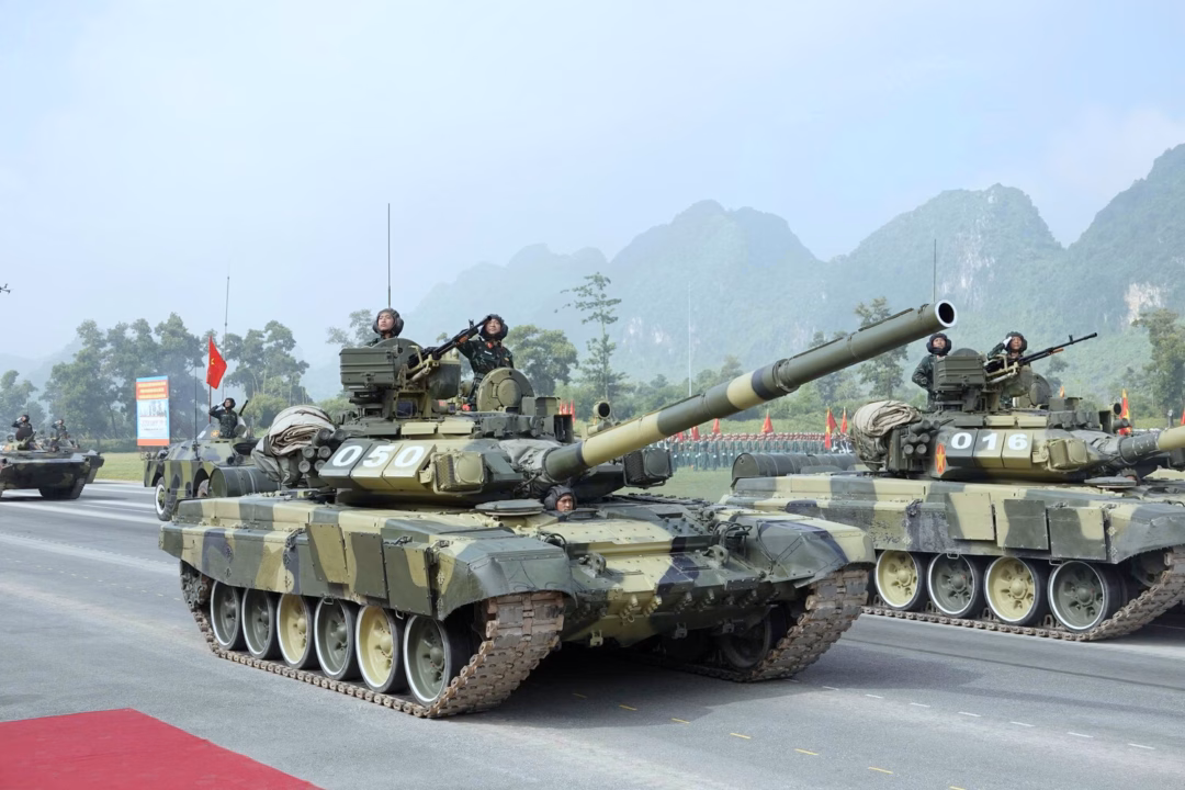Xe tăng T-90S của Việt Nam luyện tập diễu binh Xe tăng T-90S tại Triển lãm Quốc phòng quốc tế 2024. Ảnh: VOV
