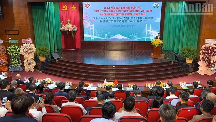 Khung cảnh buổi lễ k&yacute; kết hợp t&aacute;c giữa Vĩnh Long v&agrave; Ehime