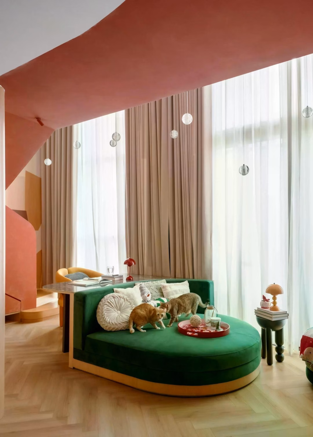 Chiến lược kéo giãn không gian theo chiều đứng Cấu trúc sàn lửng bằng sắt I và Decking nhẹ