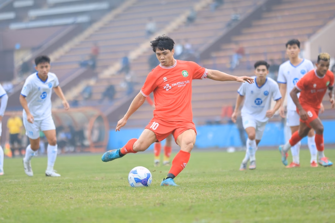 Nguyễn C&ocirc;ng Phượng tỏa s&aacute;ng sau chấn thương, đồng b&agrave;o Trường Tươi Đồng Nai FC