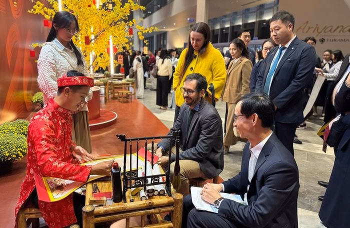 Đại diện doanh nghiệp tham quan kh&ocirc;ng gian Tết Việt