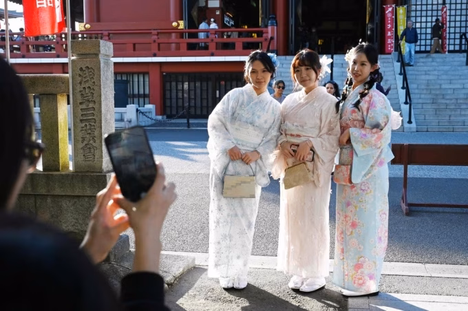 Du kh&aacute;ch Trung Quốc mặc kimono tại ch&ugrave;a Sensoji, Tokyo