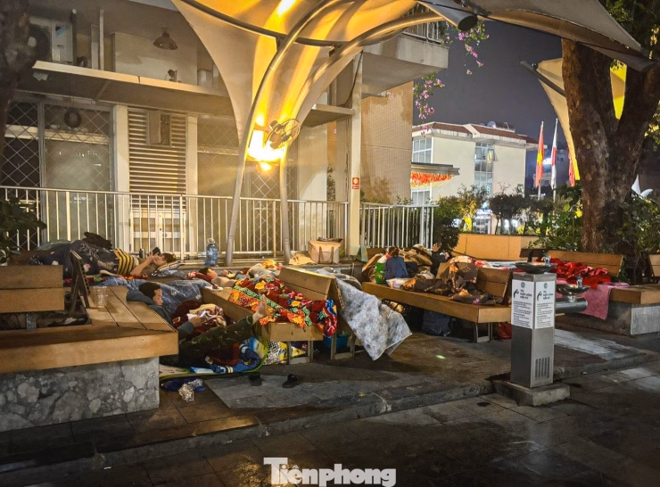 Ghế đ&aacute; trong h&agrave;nh lang bệnh viện Bạch Mai