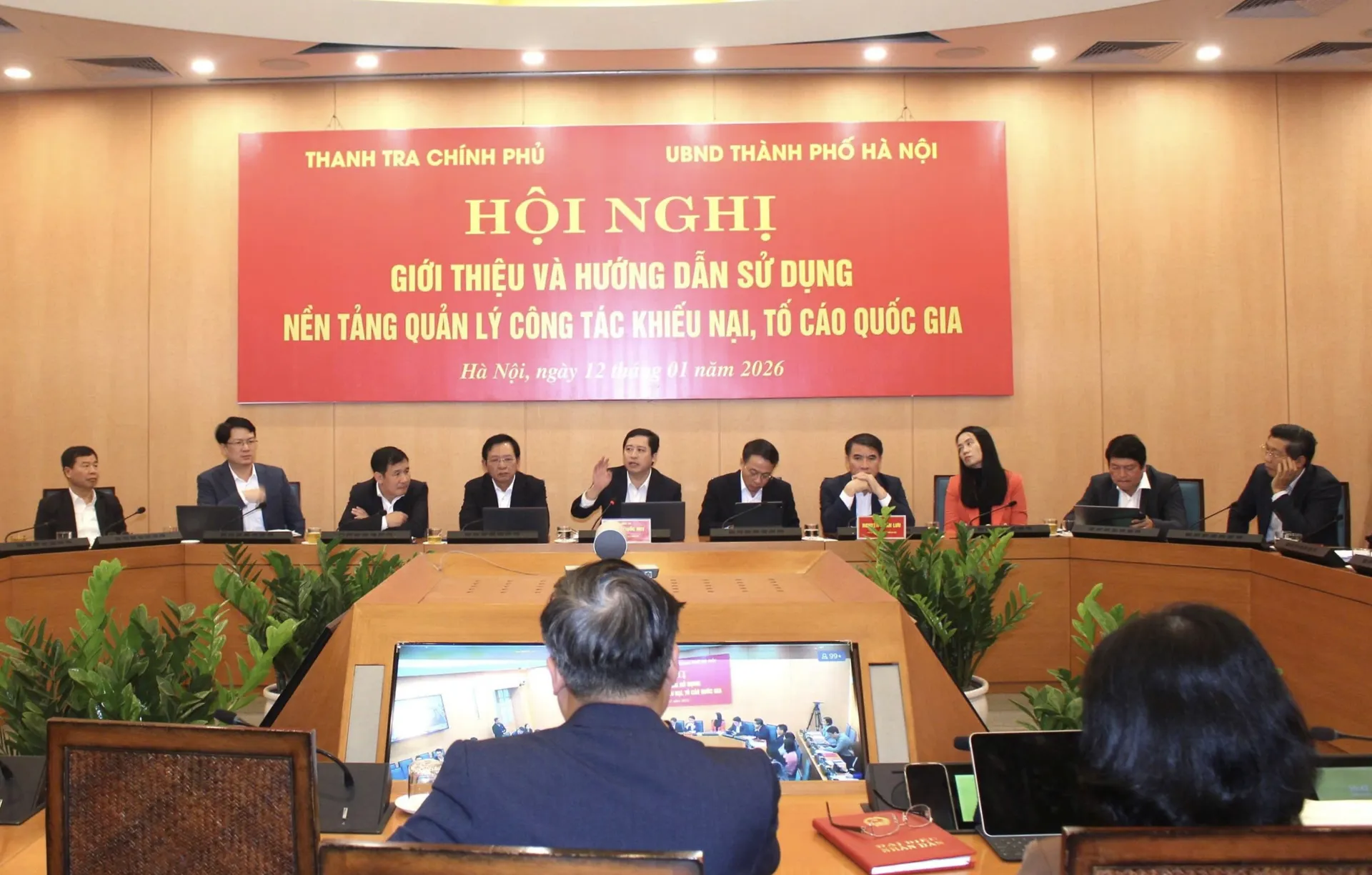 Cảnh hội nghị giới thiệu nền tảng