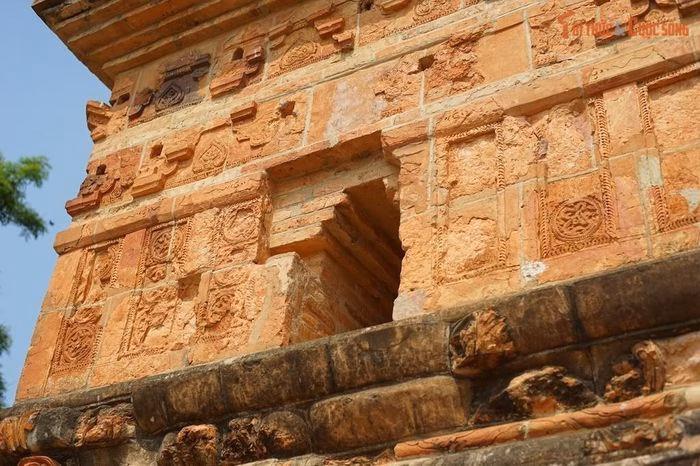 Hoa văn thời Trần trên tháp Bình Sơn Hoa văn rồng, lá đề, sen trên tháp Bình Sơn