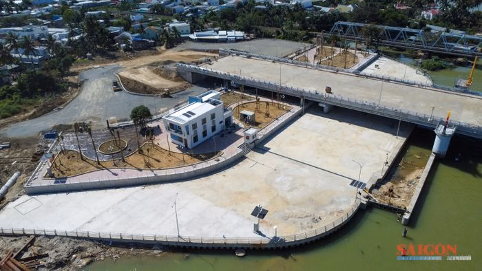 Khu vực điều hành đập ngăn mặn với mố cầu đang thi công Khu vực điều hành đập ngăn mặn với mố cầu đang thi công