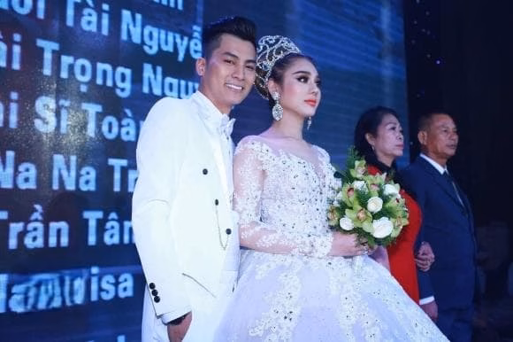 L&acirc;m Kh&aacute;nh Chi kỷ niệm 8 năm ng&agrave;y cưới d&ugrave; đ&atilde; ly h&ocirc;n