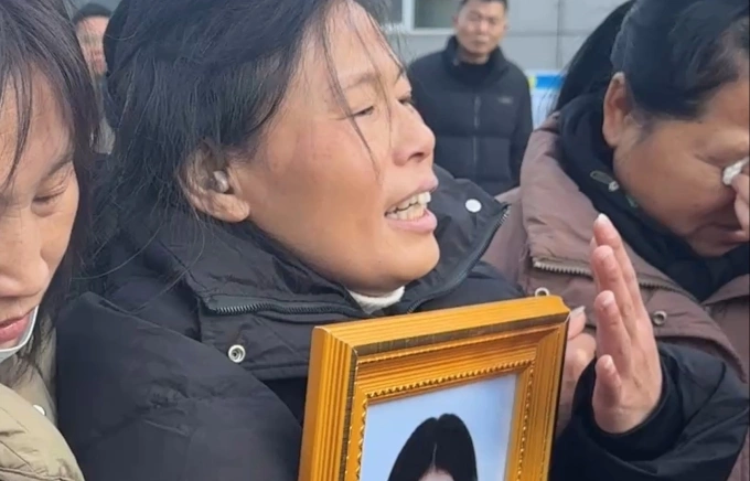 Mẹ nạn nhân Lý Quân ôm di ảnh con gái rời tòa án Mẹ nạn nhân Lý Quân ôm di ảnh con gái rời tòa án