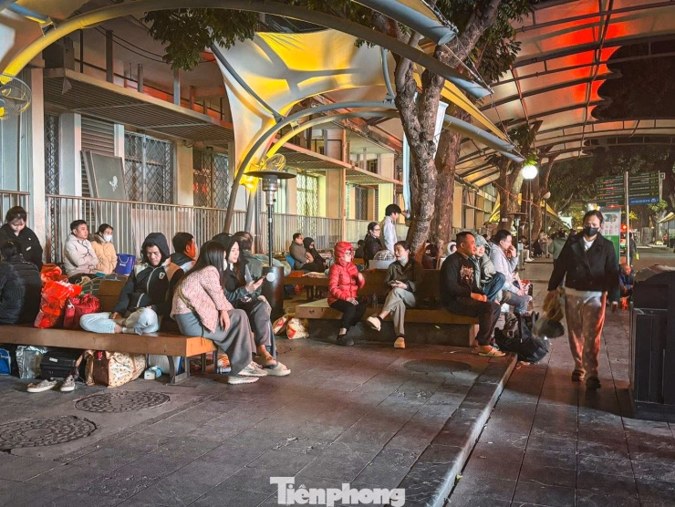 Người nh&agrave; bệnh nh&acirc;n ngủ tr&ecirc;n h&agrave;nh lang bệnh viện Bạch Mai