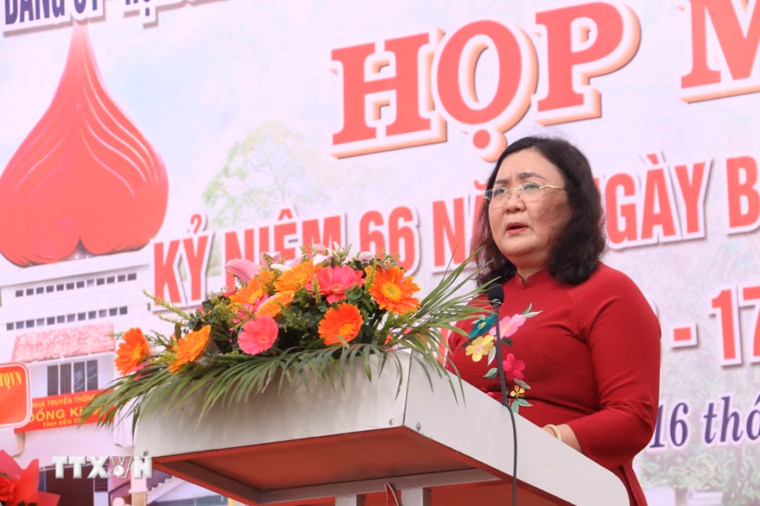 Ph&oacute; B&iacute; thư Thường trực Tỉnh ủy Vĩnh Long Hồ Thị Ho&agrave;ng Yến ph&aacute;t biểu tại buổi họp mặt